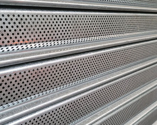 Variedad de accesorios y repuestos para cortinas metálicas: resortes, lamas, motores.