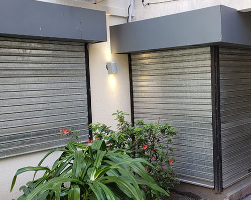 Casa con cortina metálica de garaje instalada en Buenos Aires